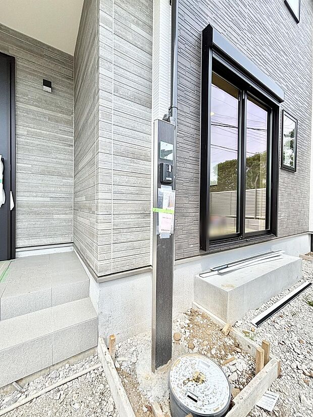 【その他現地】表札・インターホン・ポストをひとつに集約。エントランスになじむシンプルデザイン。