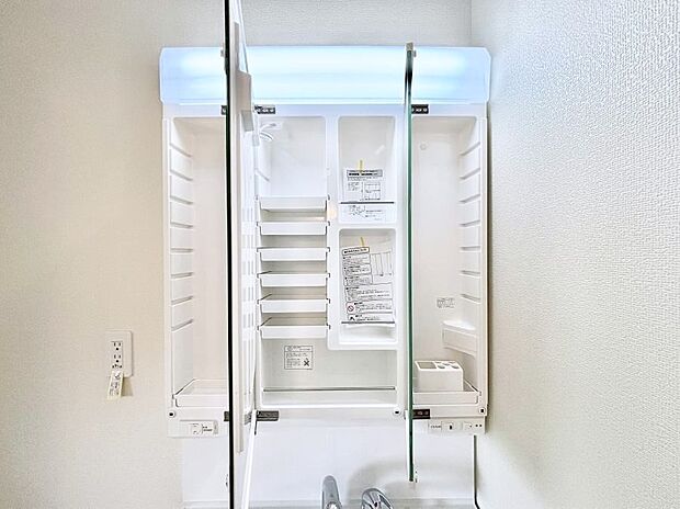 【その他設備(三面鏡裏収納)】三面鏡の裏に、化粧品や衛生用品などを収納可能。洗面台をすっきりと保ちます!