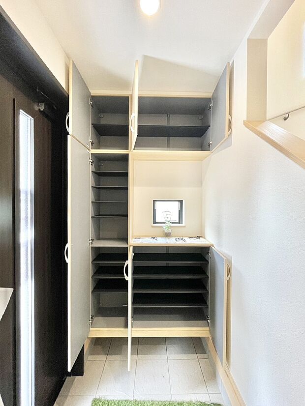 【その他設備(シューズボックス)】たっぷり収納できるシューズボックス。