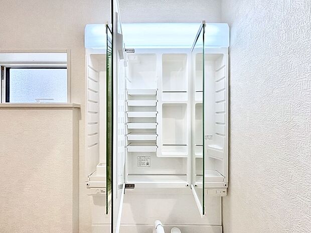 【その他設備(三面鏡裏収納)】三面鏡の裏に、化粧品や衛生用品などを収納可能。洗面台をすっきりと保ちます!