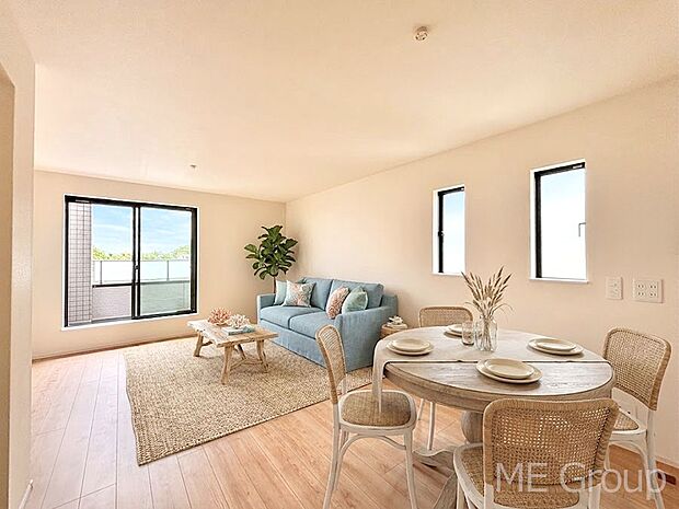 【リビング】大きな窓からたっぷりの陽光と風を感じられるリビング ※家具はCGです