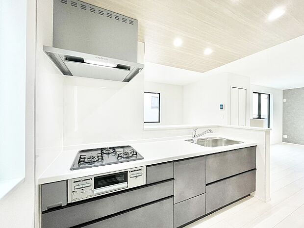 【ダイニングキッチン】カウンター越しに楽しいおしゃべり。いつものお料理がもっと美味しくなりそうですね。