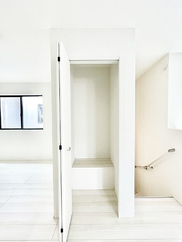 【その他設備(リビング収納)】リビング収納。ここに収納があると物が集まるLDKがスッキリ片付きそうですね。