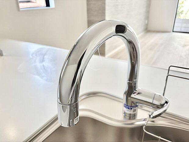 【その他設備(タッチレス水栓)】水栓に触れずに吐止水ができるタッチレス水栓