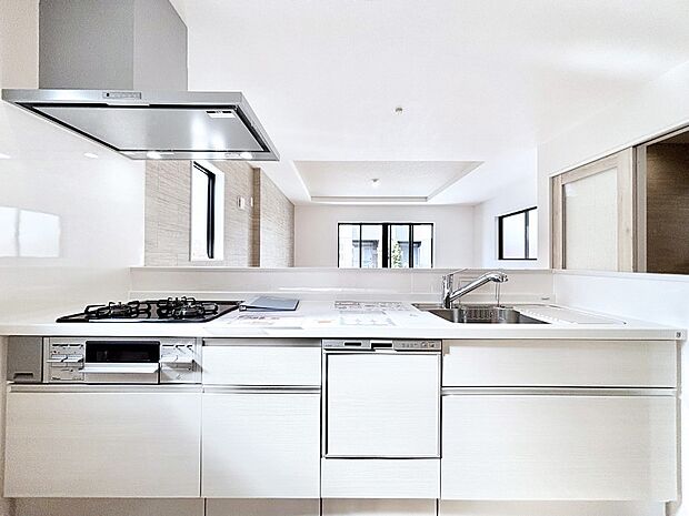 【キッチン】毎日使うキッチンだから、使いやすさ&お手入れのしやすさにこだわりました。