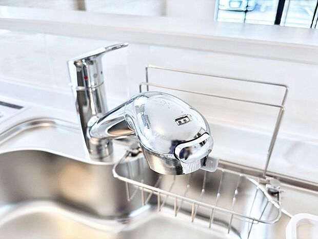 【その他設備(浄水器)】いつでも清潔なおいしいお水を。一つの水栓で水道水と浄水を使い分け。