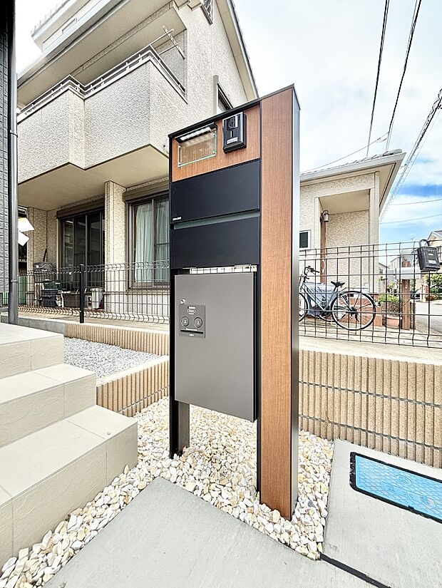 【その他現地】表札・インターホン・ポスト・宅配ＢＯＸをひとつに集約。エントランスになじむシンプルデザイン。