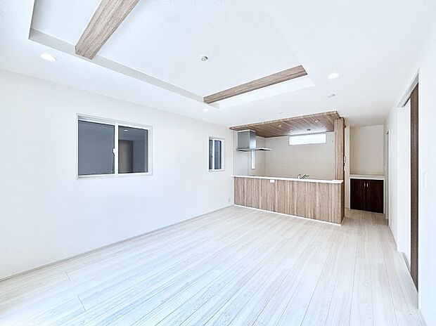 【リビングダイニング】折上天井は立体的な奥行きがあるので、天井が広く見えて開放的な空間を演出できます。