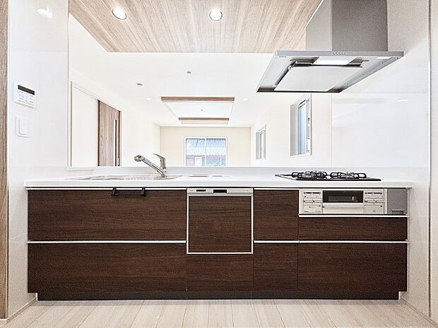 【キッチン】リビングを見渡せる人気のカウンターキッチン。 家族を見守りながら家事をすることができます。