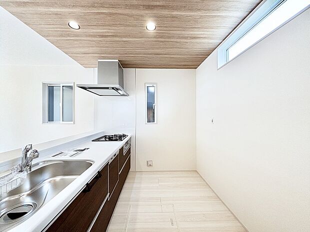 【ダイニングキッチン】ポップアップ天井が素敵なキッチン!窓があるので採光もとれ換気にも役立ちます。