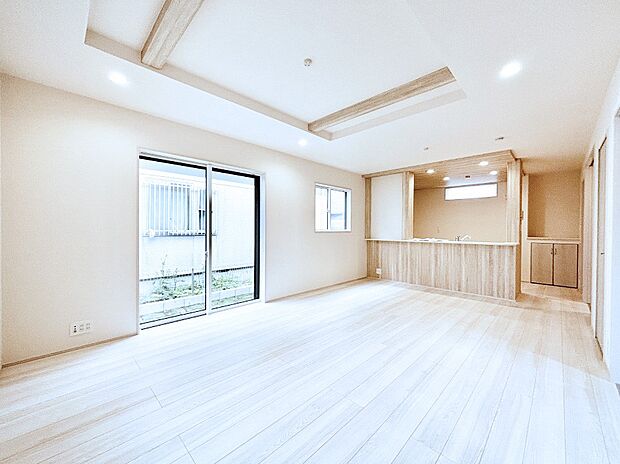 【ダイニング】折り上げ天井は立体的な奥行きがあるので、天井が広く見えて開放的な空間を演出できます。  