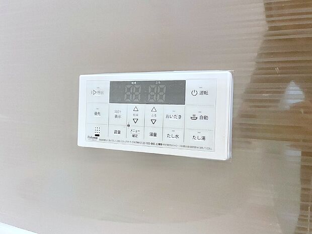 【発電・温水設備(浴室給湯器パネル)】スイッチ1つで一定量の湯を浴槽に張ったり、保温や追い焚きが可能!
