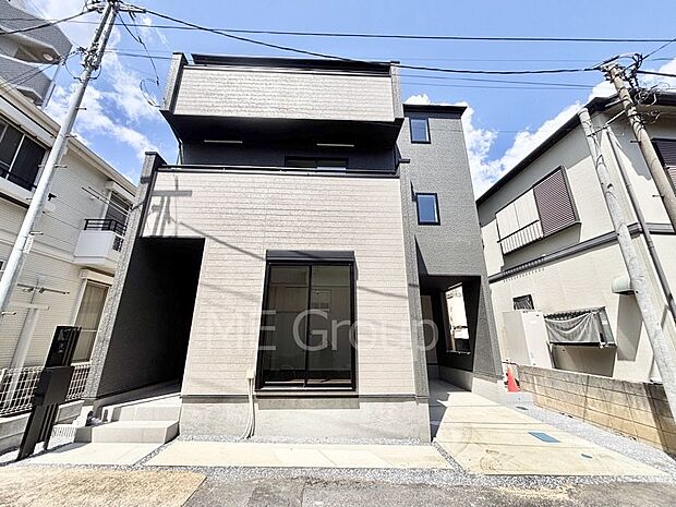 【現地外観写真】洗練された外観、上質な住空間が広がる室内は永く安心して過ごせる住居です。