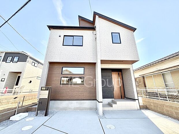 【現地外観写真】洗練された外観、上質な住空間が広がる室内は永く安心して過ごせる住居です。