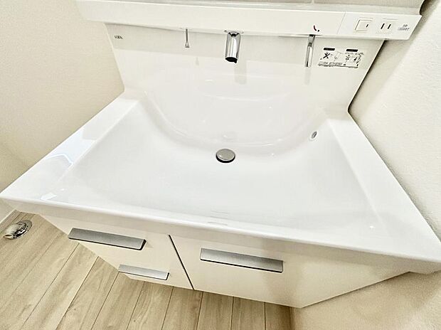 【その他設備(ハンドシャワー水栓)】ハンドシャワー付き！使いやすい洗面台。