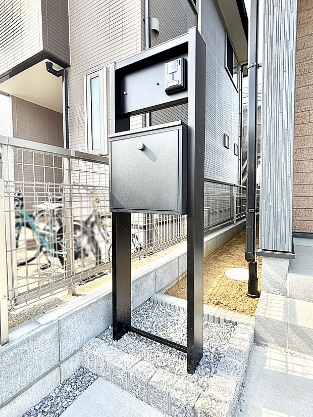 【その他現地】シンプルデザインのポスト。