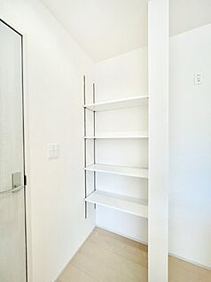 その他設備(キッチン横収納)