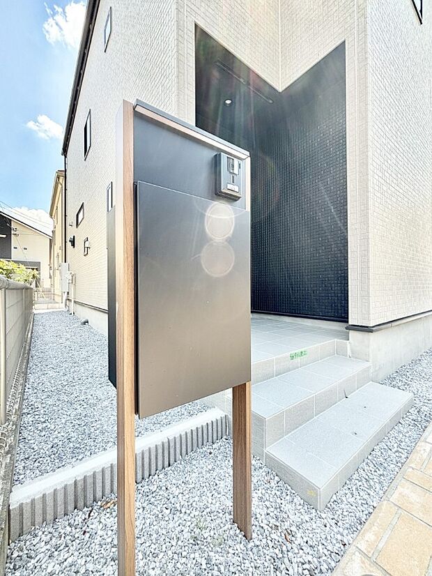 【その他現地】シンプルデザインのポスト。