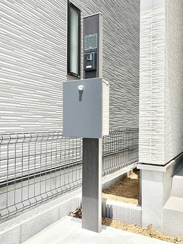【その他現地】シンプルデザインのポスト。