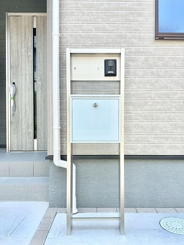 【その他現地】シンプルデザインのポスト。