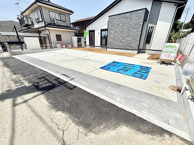 【駐車場】駐車3台可能!急なお客様の駐車に。また、ご家族の自転車スペースとしても大活躍。
