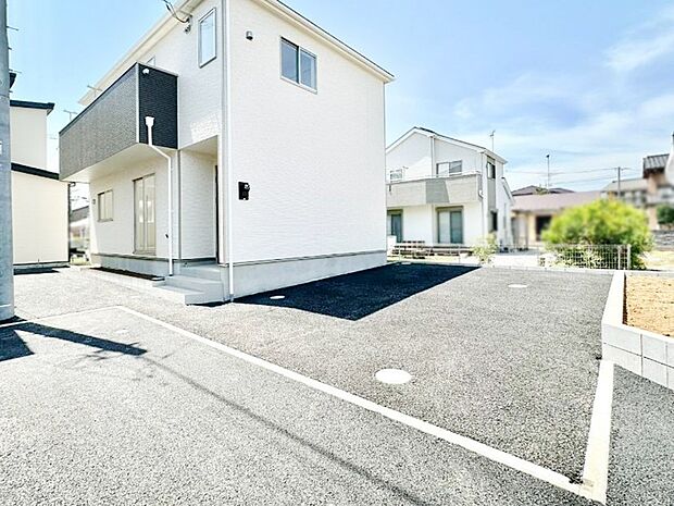 【駐車場】目の前が駐車場だと雨の日も大量にお買い物をした時も便利ですね