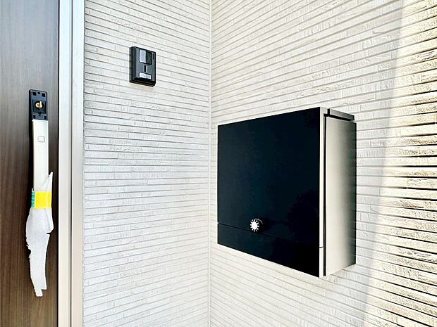 【その他現地】シンプルデザインのポスト。