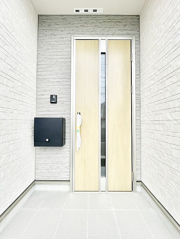 【玄関】玄関前は雨が降っても濡れにくい屋根付き