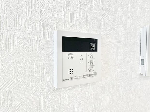 【発電・温水設備(キッチン給湯スイッチ)】給湯器リモコンで家事もスムーズに。