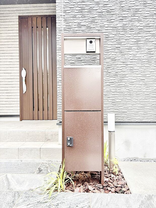 【その他現地】シンプルデザインのポスト。