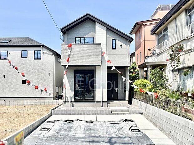 【現地外観写真】洗練された外観、上質な住空間が広がる室内は永く安心して過ごせる住居です。 