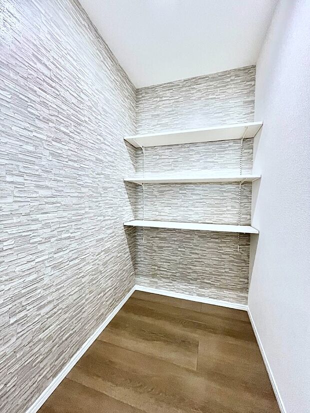 【その他設備(玄関ホール収納)】玄関ホール収納です。掃除道具やお出かけ用グッズの収納に便利です。