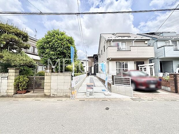 【前面道路含む現地写真】奥まった地形は、車道に面しておらず、静かでプライベート感を味わえる立地です。