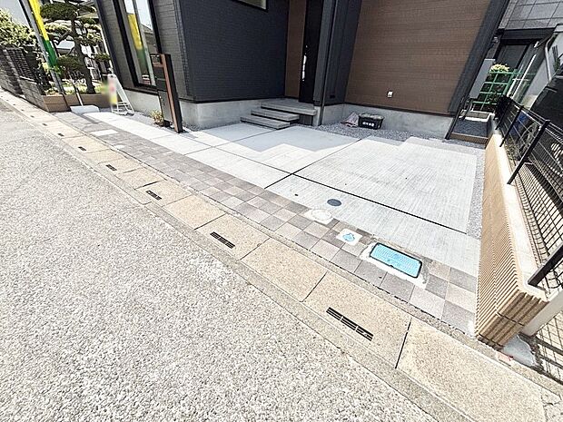 【駐車場】2台(車種による)駐車可!ご家族みんなの自転車も置ける広々カースペース。
