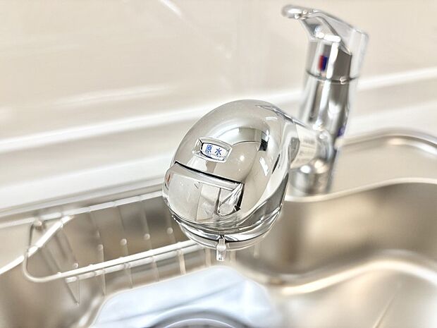 【その他設備(浄水器)】いつでも清潔なおいしいお水を。一つの水栓で水道水と浄水を使い分け。