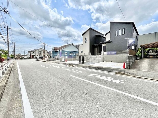 【前面道路含む現地写真】見通しの良さとともに、街並みに開放感を与えてくれます。