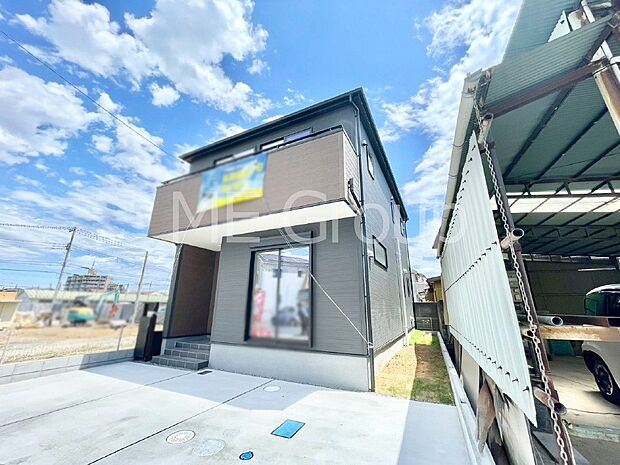 【現地外観写真】暮らしやすさと居心地の良さにこだわったシンプルで飽きのこないデザイン ！