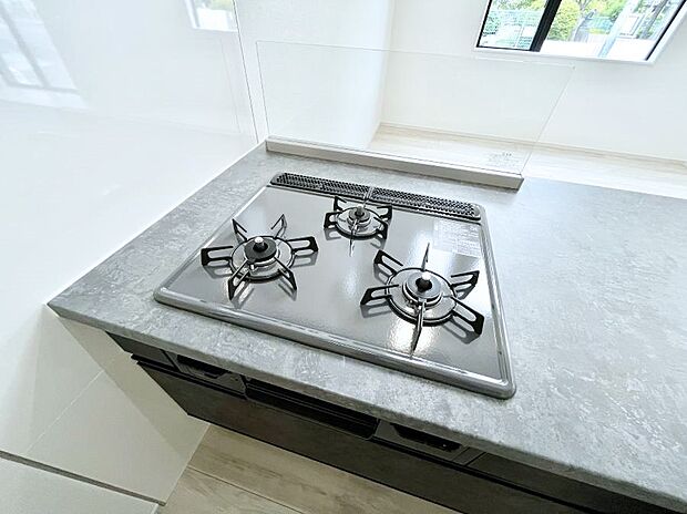 【その他設備(Ｓｉセンサーコンロ)】ガスコンロはＳｉセンサー搭載。火力調節や焦げ付き・消し忘れも防いでくれます。