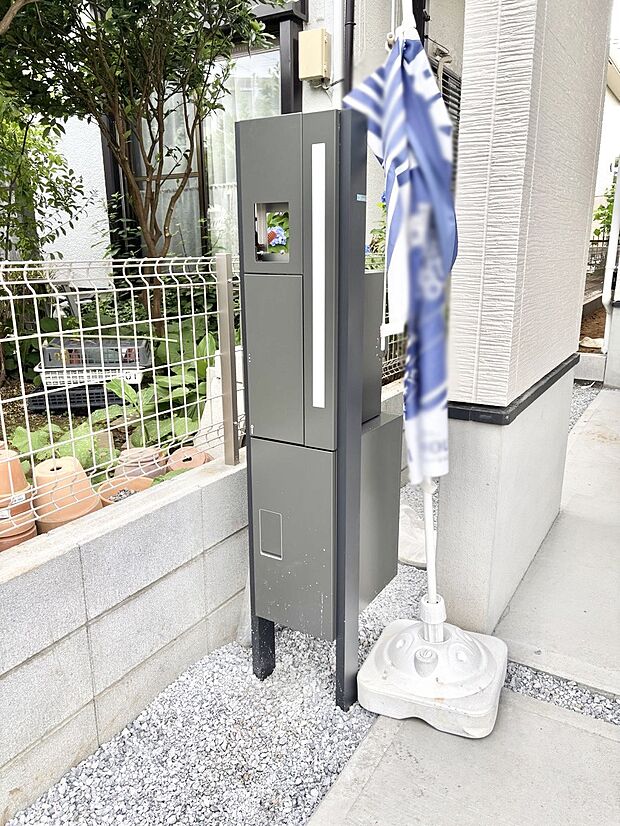 【その他現地】表札・インターホン・ポスト・宅配ＢＯＸをひとつに集約。エントランスになじむシンプルデザイン。