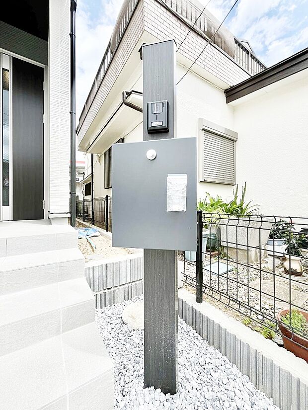 【その他現地】シンプルなデザインのポスト