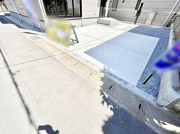 【駐車場】2台(車種による)駐車可!ご家族みんなの自転車も置ける広々カースペース。