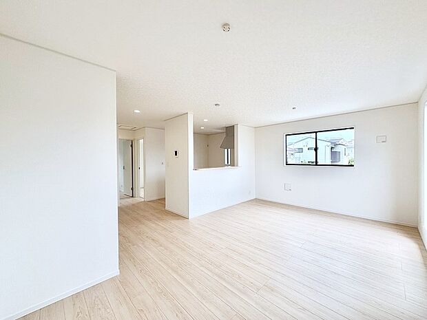 【ダイニング】日当たりの良いリビング。お気に入りのグリーンを飾れば更に心地よさがアップ!