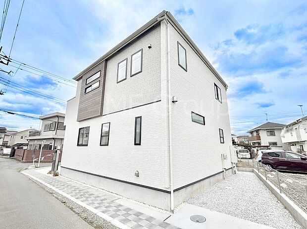【現地外観写真】たっぷりの陽光と開放感に包まれる明るい住まい