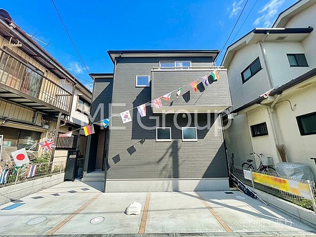 【現地外観写真】たっぷりの陽光と開放感に包まれる明るい住まい  