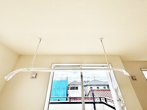 【その他設備(室内物干し)】室内物干しポール。梅雨や花粉の時期に大活躍します。
