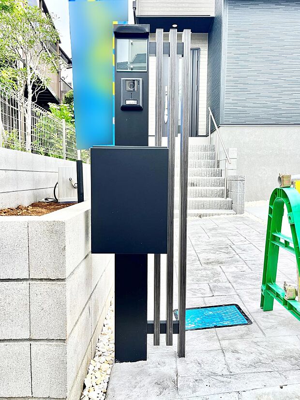 【その他現地】シンプルデザインのポスト。