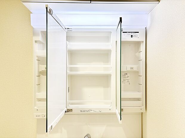 【その他設備(三面鏡裏収納)】三面鏡の裏に、化粧品や衛生用品などを収納可能。洗面台をすっきりと保ちます!