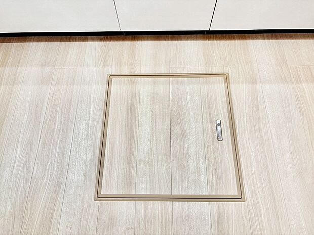 【その他設備(床下収納)】床下収納付き！日用品・非常用品の収納にも大活躍。