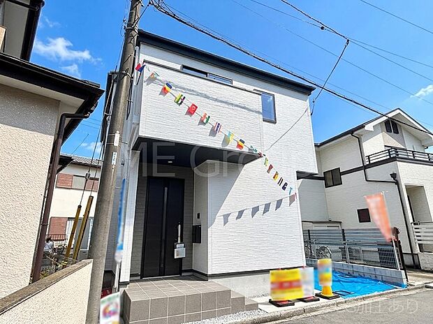 【現地外観写真】たっぷりの陽光と開放感に包まれる明るい住まい。