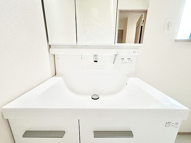 【その他設備(ハンドシャワー水栓)】ハンドシャワー付き！使いやすい洗面台。
